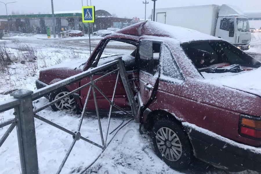 Смяло водительскую сторону: в Калининграде «Фольксваген» врезался в забор (фото)
