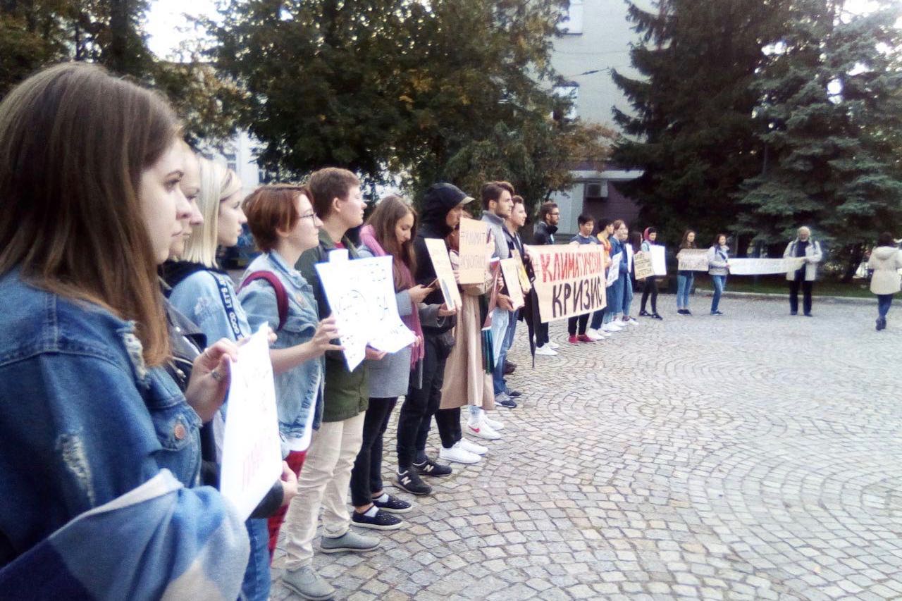 Калининградские студенты вышли на акцию, вдохновленную Гретой Тунберг