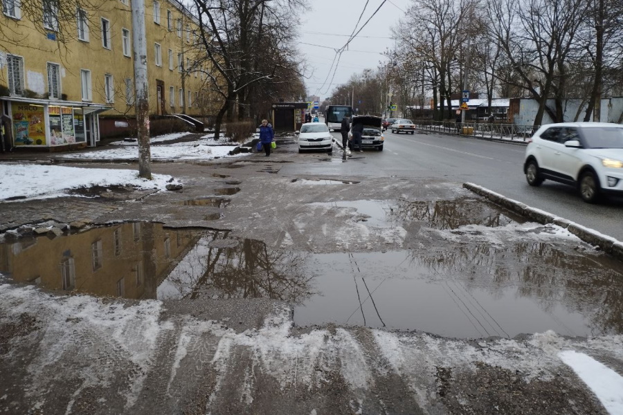 На улице Дзержинского пешеходы идут по проезжей части — тротуары разбиты и затоплены (фото) (видео)