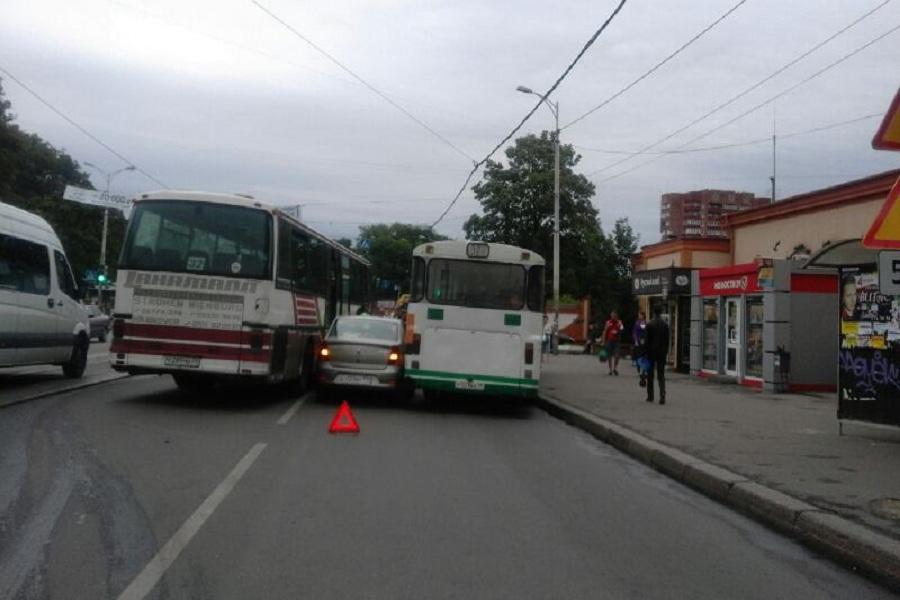 В центре Калининграда два автобуса зажали легковушку (фото)