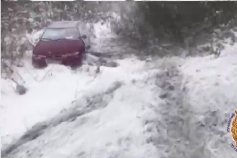 На скользкой дороге перевернулось авто с женщиной и младенцем в салоне (видео)