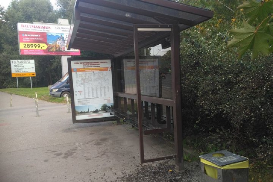 В Калининграде вандалы разбили очередную остановку (фото)