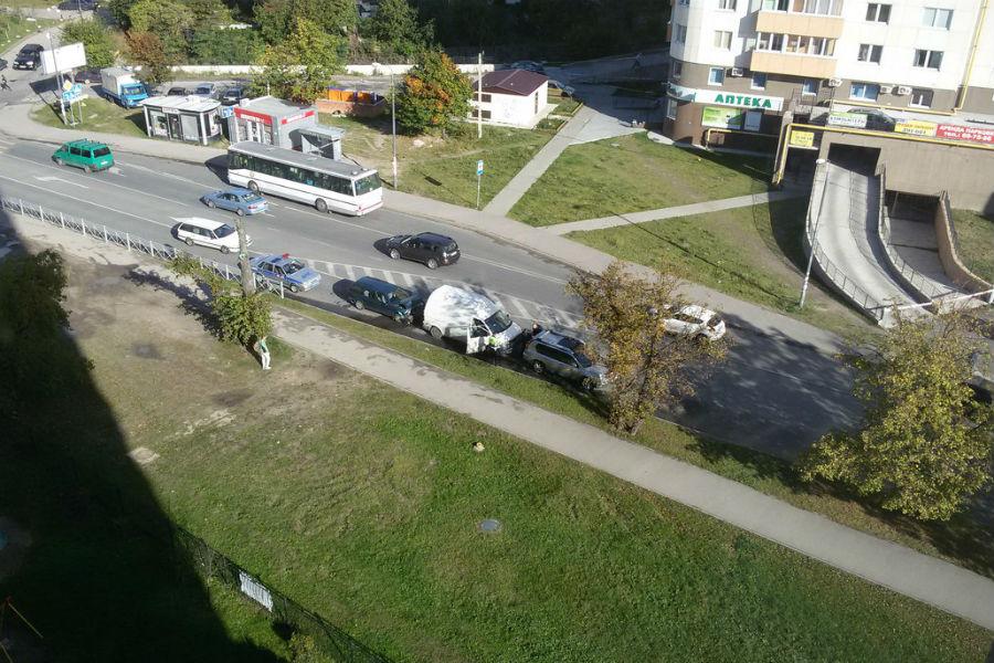 На улице Куйбышева столкнулись три авто (фото)