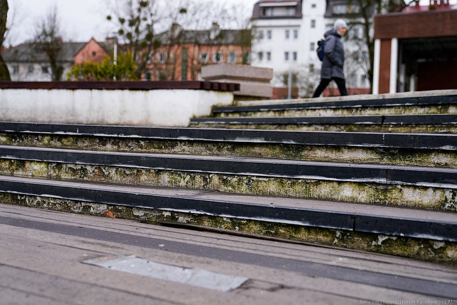 На Летнем озере спустя два года после благоустройства разваливается спуск, его огородили