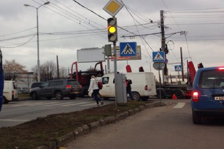 На Московском проспекте столкнувшийся с легковушкой автовоз блокировал движение (фото)