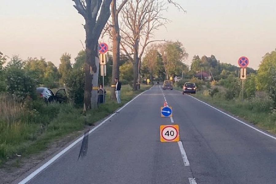 Синхронный обгон: под Балтийском в ДТП пострадала пассажирка въехавшего в дерево «Лексуса»