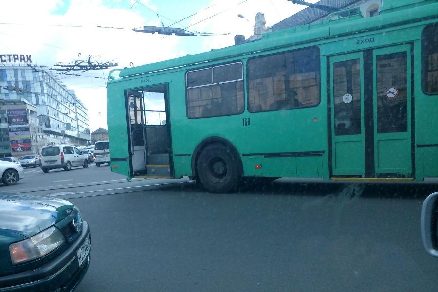 Движение в центре Калининграда затруднено из-за сломавшегося троллейбуса (фото)