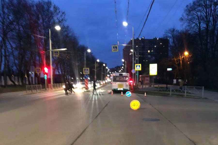 На переходе на Горького автобус сбил 66-летнюю женщину (фото)
