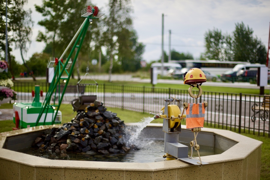 Янтарный комбинат установил новый фонтан в посёлке Янтарном (фото)