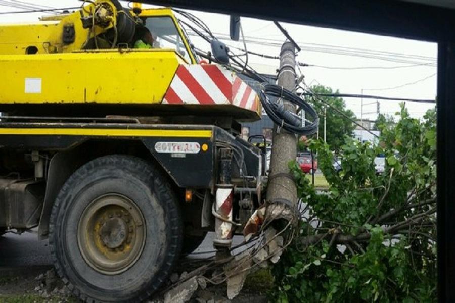На Московском проспекте автокран врезался в столб и сбил дерево (фото)