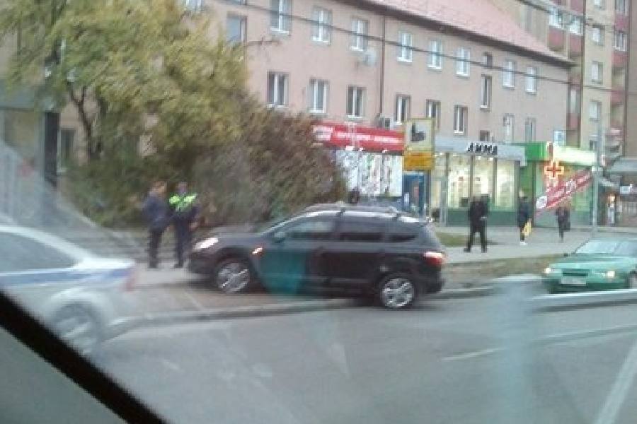 На ул. Горького на тротуар вылетел «Фольксваген» (фото)