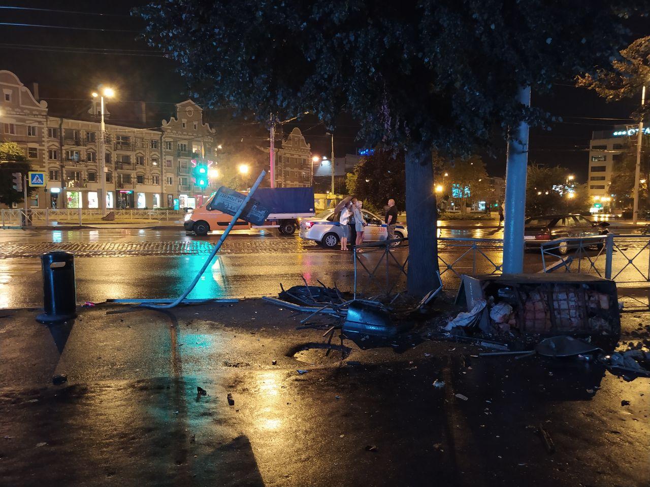 На Ленинском проспекте «Ситроен» снёс ограждение и ящик МП «Чистота» (фото)