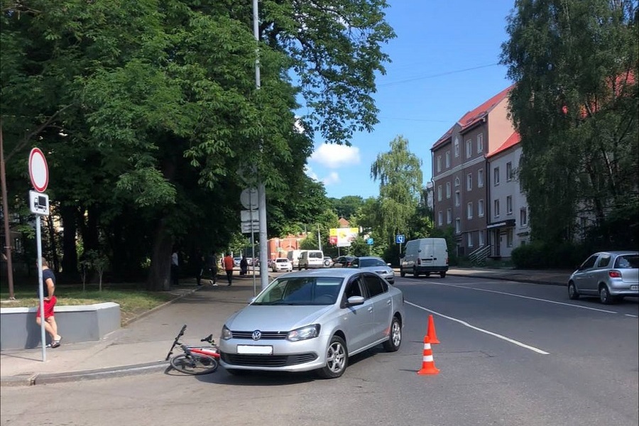 На Литовском валу водитель «Фольксвагена» сбил велосипедиста (фото)