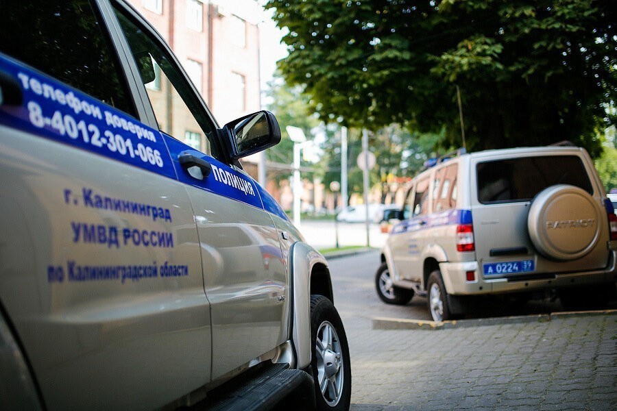 В Черняховске дальнобойщик застал сожительницу с любовником и повредил его имущество