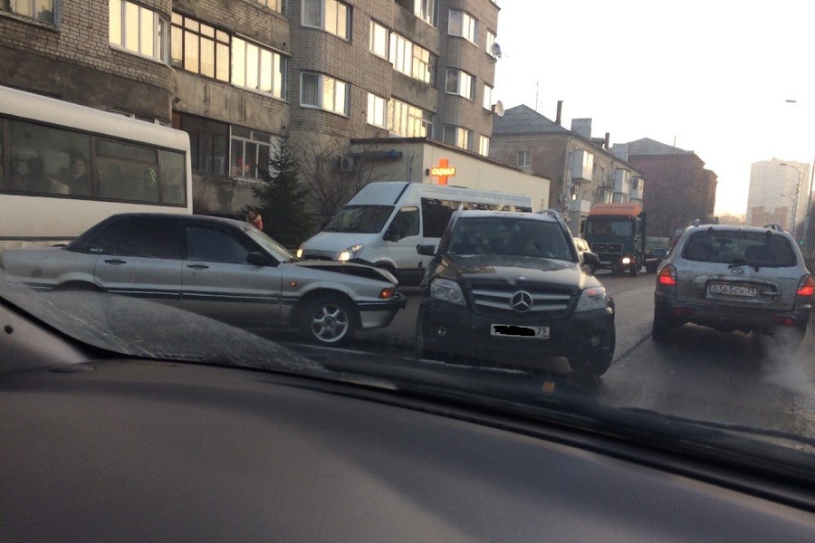 Движение по ул. Фрунзе серьезно затруднено из-за ДТП (фото) 