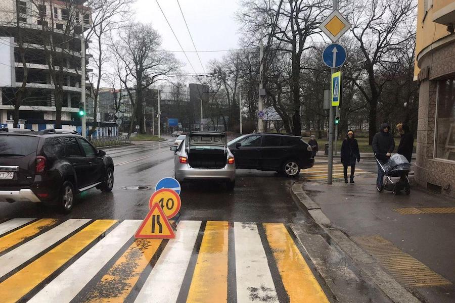 На Горького «Лада» врезалась в «Лексус», пострадала школьница (фото)