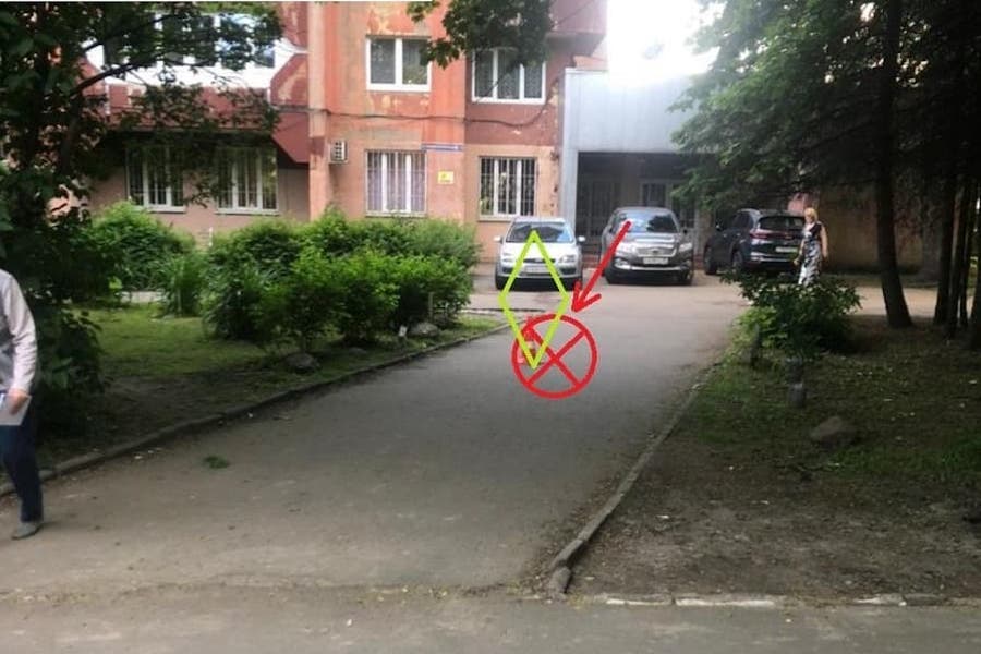 В Калининграде «Форд» сбил пенсионерку, которая нагнулась к сумке за телефоном