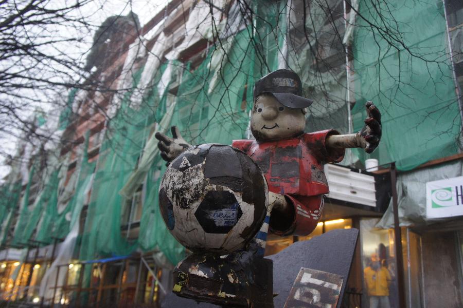 «Жертвы чемпионата»: в доме на Ленпроспекте за неделю до 2018-го текут потолки