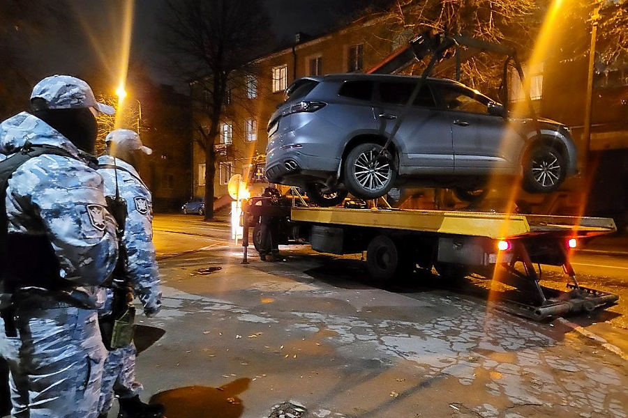 Приставы изъяли автомобиль у калининградца, задолжавшего по 52 штрафам (фото)