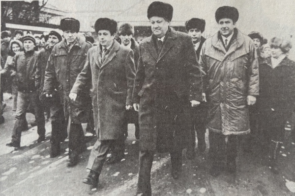 Визит Ельцина и чехарда с утюгами: о чём писали газеты 35 лет назад