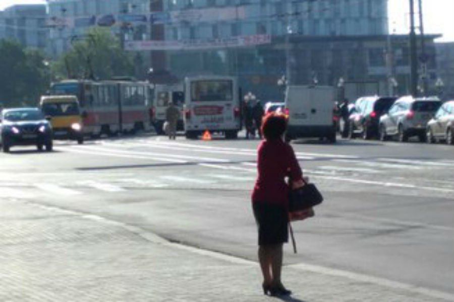 На площади Победы из-за ДТП с участием пассажирского автобуса затруднено движение (фото)