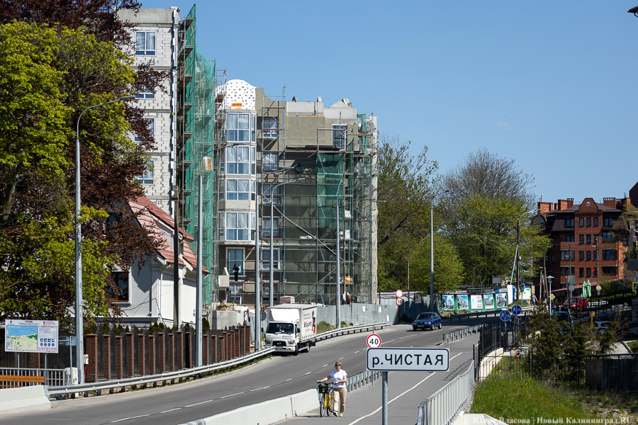 2023.05 пионерск, пионерский курорт, улица портовая, река чистая, застройка берега 135.JPG