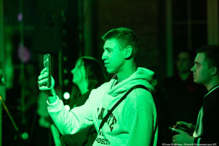 2024.12 концерт, молодежь, телефон.JPG