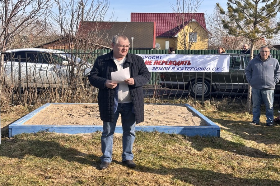 Сафронов в ЧАйке нужного размера.jpg Сафронов в ЧАйке нужного размера.jpg