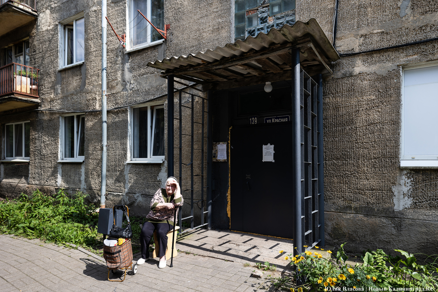 бабушка у дома.JPG