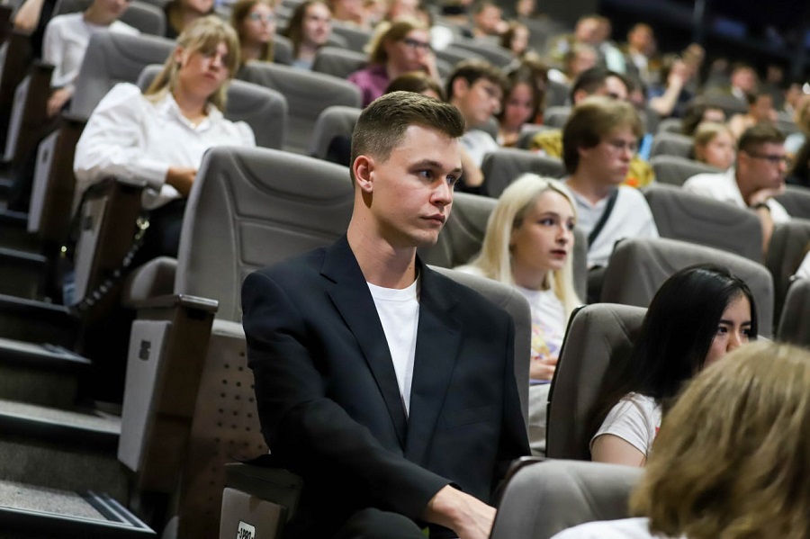 Его не было на лекциях. Его не было на лекциях. Абитуриенты мгу. Его не было на лекциях. Аудитория в университете.