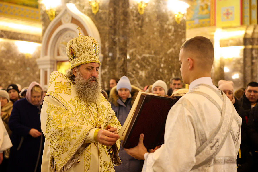 27 августа церковный праздник что нельзя делать. Храм Христа Спасителя Рождество. Храм Христа Спасителя в Рождество фото. Храм крещения в соборе.