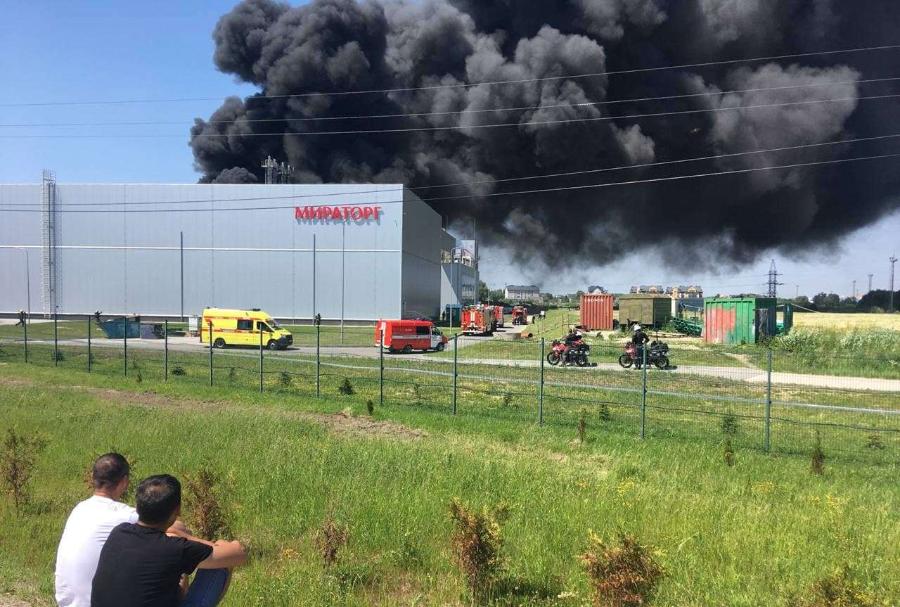 Мираторг домодедово обрушение. Пожар в калининграде сейчас. Калининграде сгорела школа. Сильный пожар в калининграде. Мираторг пожар на заводе.